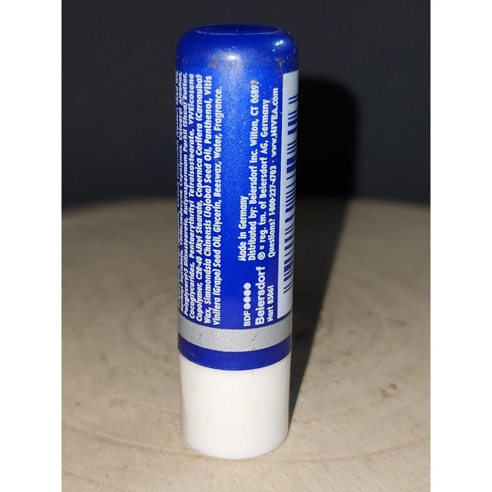 New Nivea A Kiss Of‎ Moisture Essential Lip Care 0.17 oz Germany HTF Formula